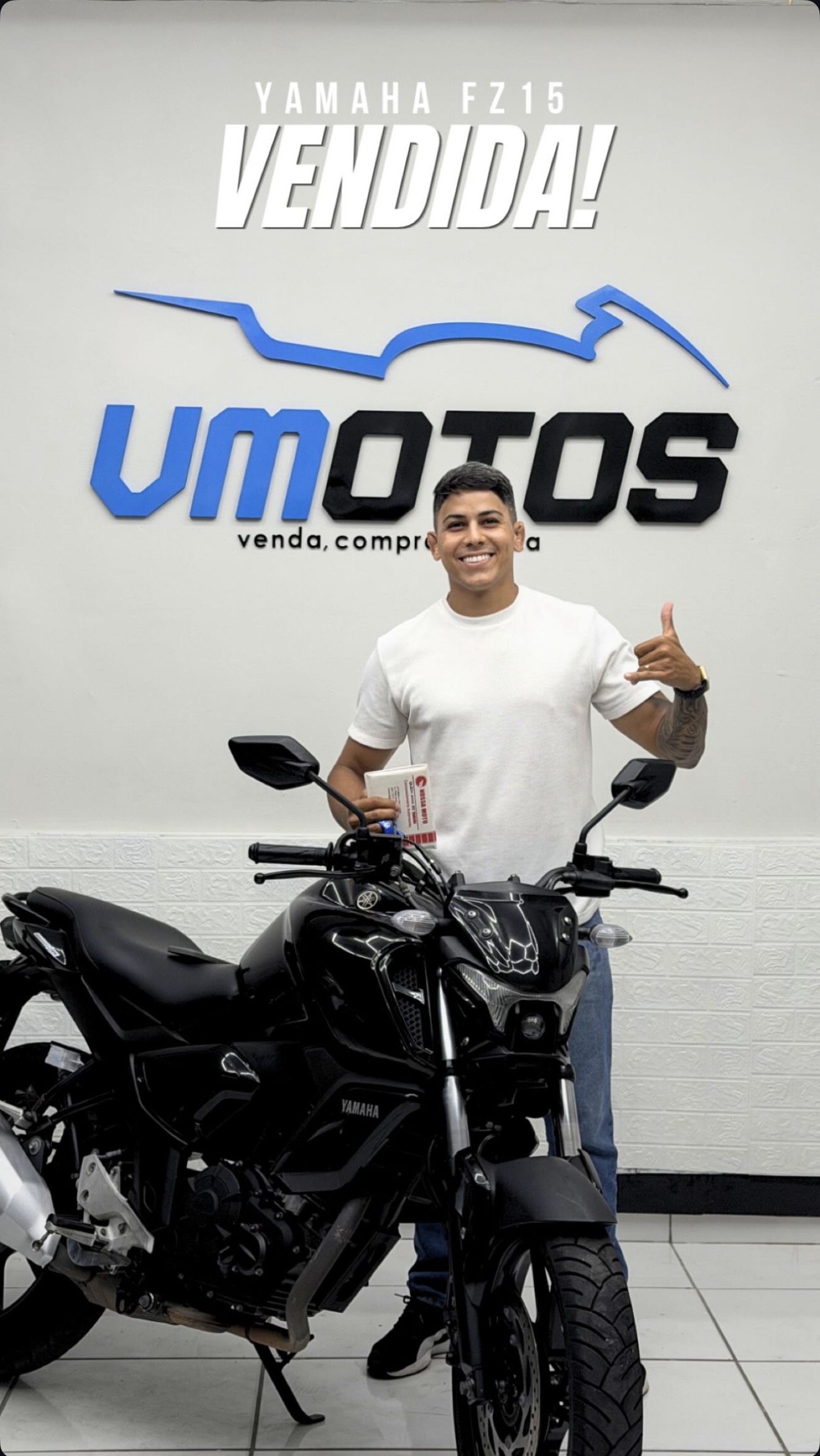 Cliente levando a moto comprada na VMOTOS