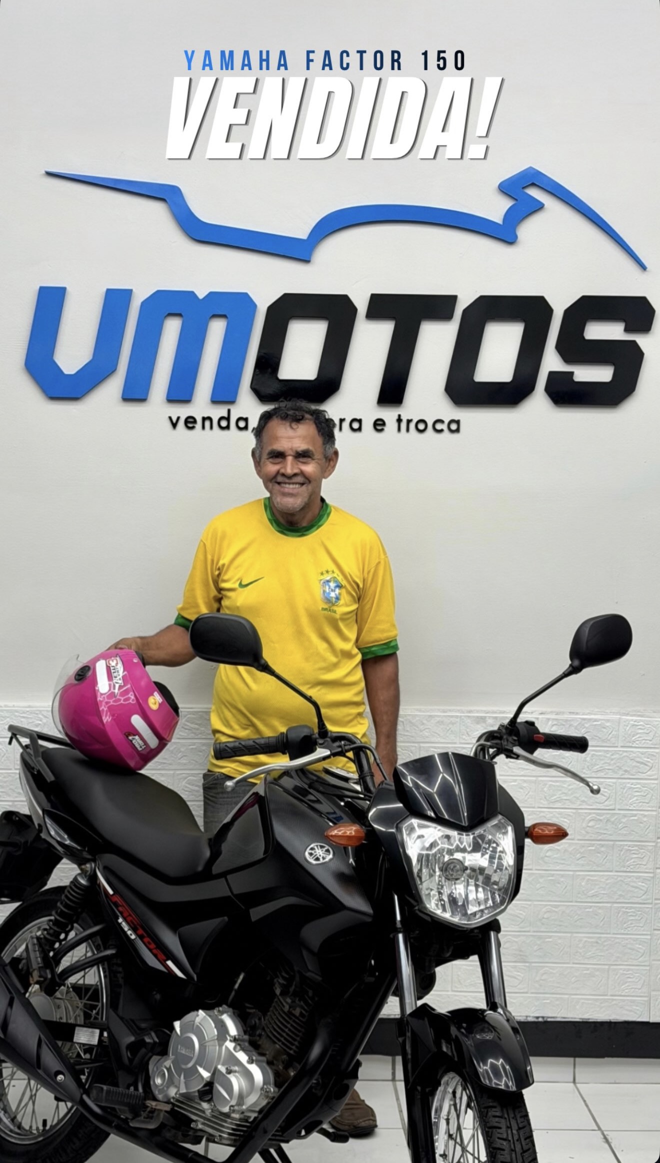 Cliente com a moto comprada na VMOTOS
